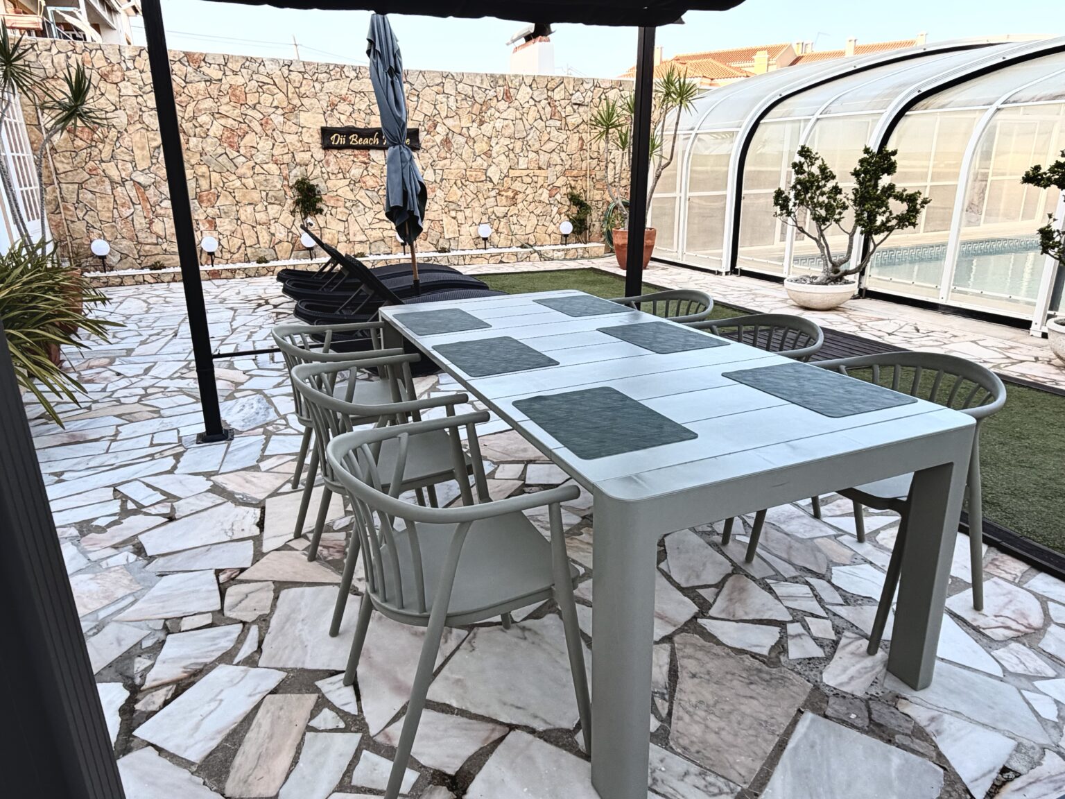 Mesa sob a pérgola, no exterior da Dii Beach House