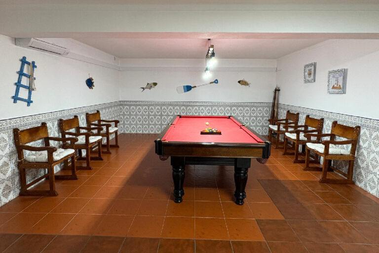 Sala de jogos com mesa de snooker