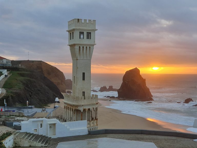 Torre e rochedo da Praia de Santa Cruz ao pôr do sol, Torres Vedras