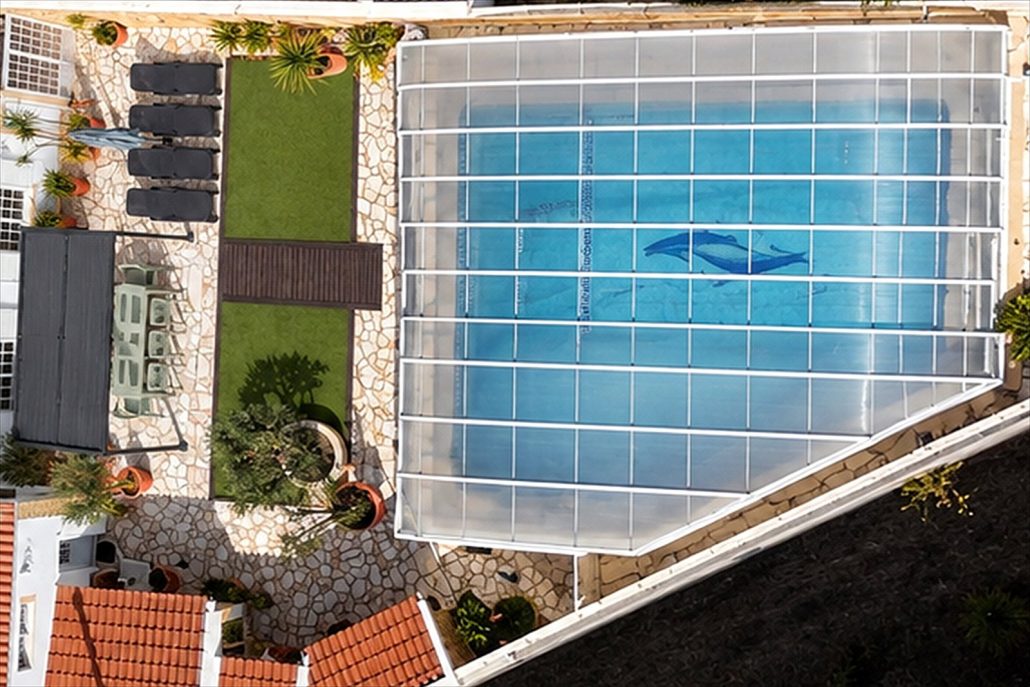 Vista aérea do terraço privado e da piscina interior aquecida da Dii Beach House