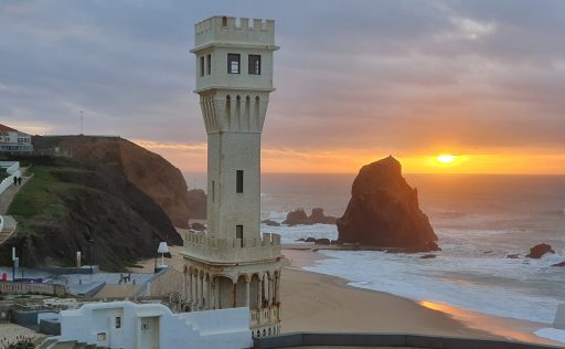 Torre e rochedo da Praia de Santa Cruz ao pôr do sol, Torres Vedras